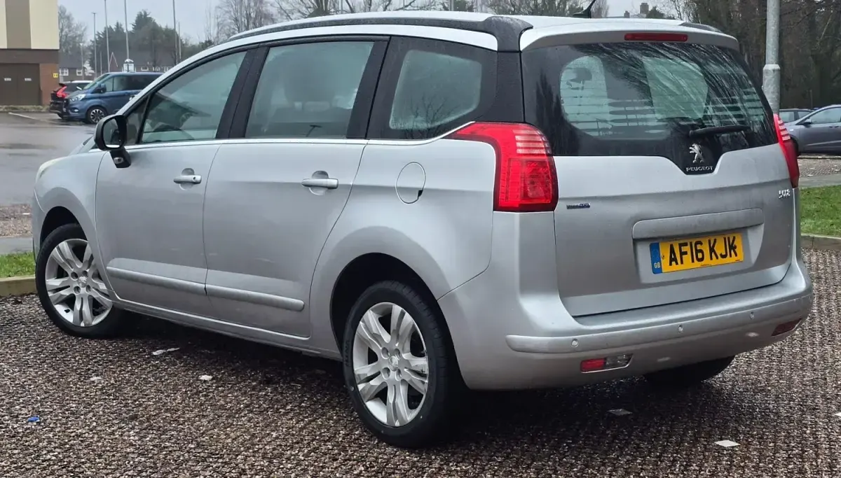 Usado Peugeot 5008 Active 120 HP (88 kW) 2016 Prateado Monovolume