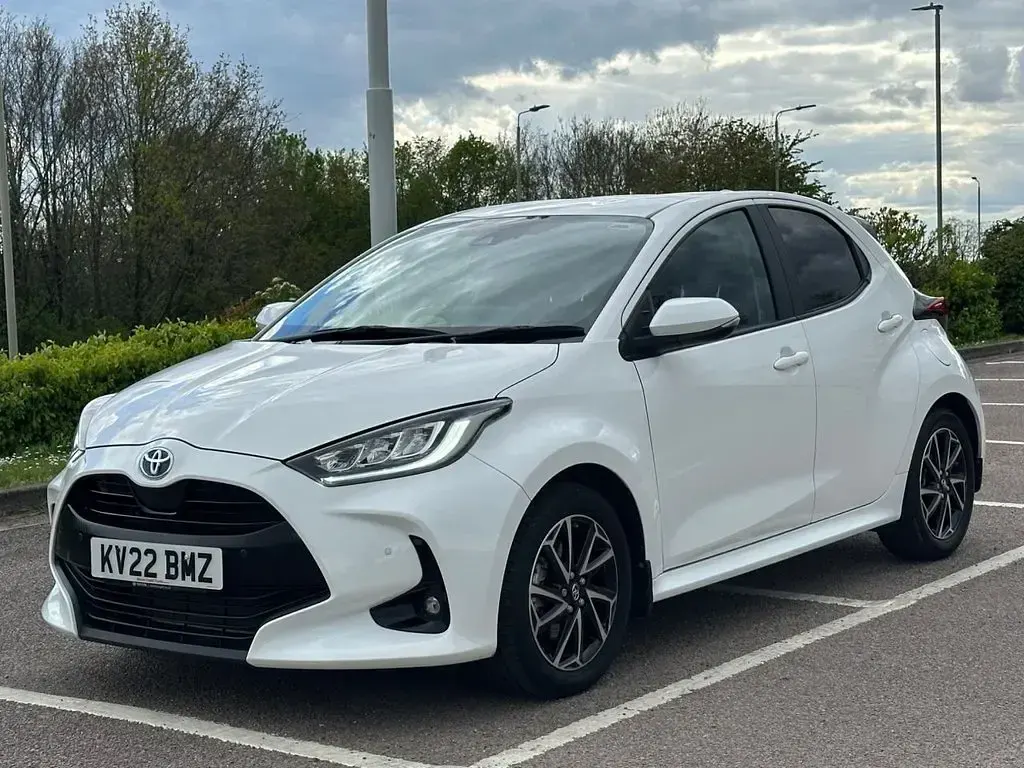 Used Toyota Yaris Hybrid Design 116 HP (85 kW) 2022 White Hatchback