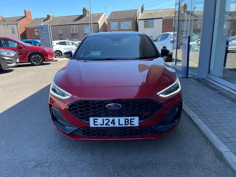 Używany Ford Focus ST 280 KM (205 kW) 2024 Czerwony Hatchback