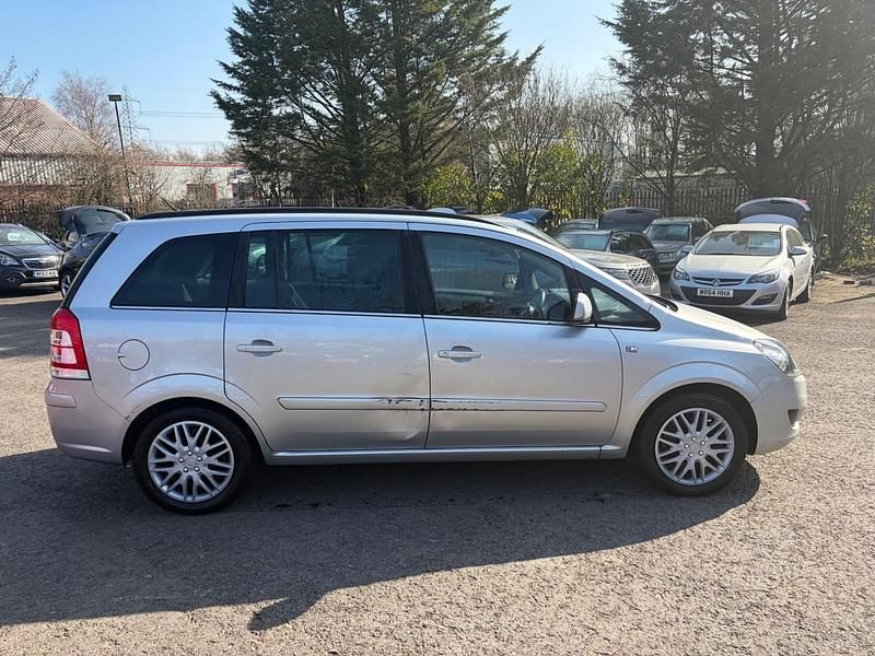 Second-hand Vauxhall Zafira 125 CP (91 kW) 2011 Argintiu Monovolum
