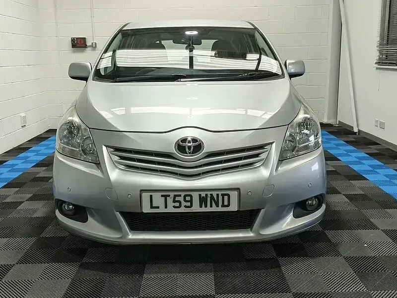 Used Toyota Verso 147 HP (108 kW) 2009 Silver MPV