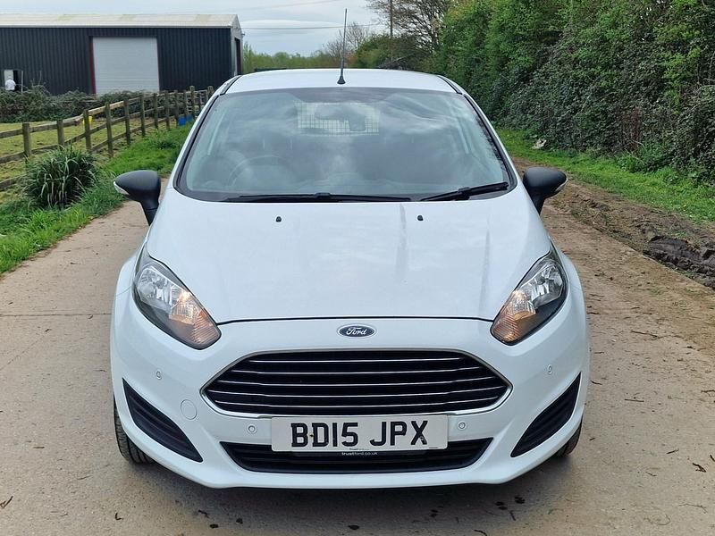 Used Ford Fiesta 93 HP (68 kW) 2015 White Van