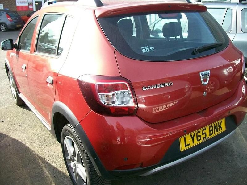 Used Dacia Sandero Lauréate 90 HP (66 kW) 2015 Red Hatchback
