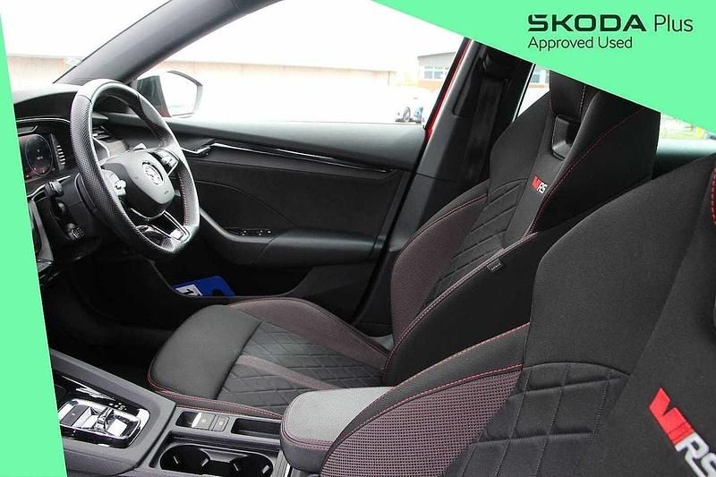 Używany Skoda Octavia vRS 196 KM (144 kW) 2022 Czerwony Hatchback