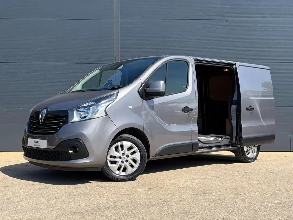 Usado Renault Trafic 2018 Gris Monovolumen