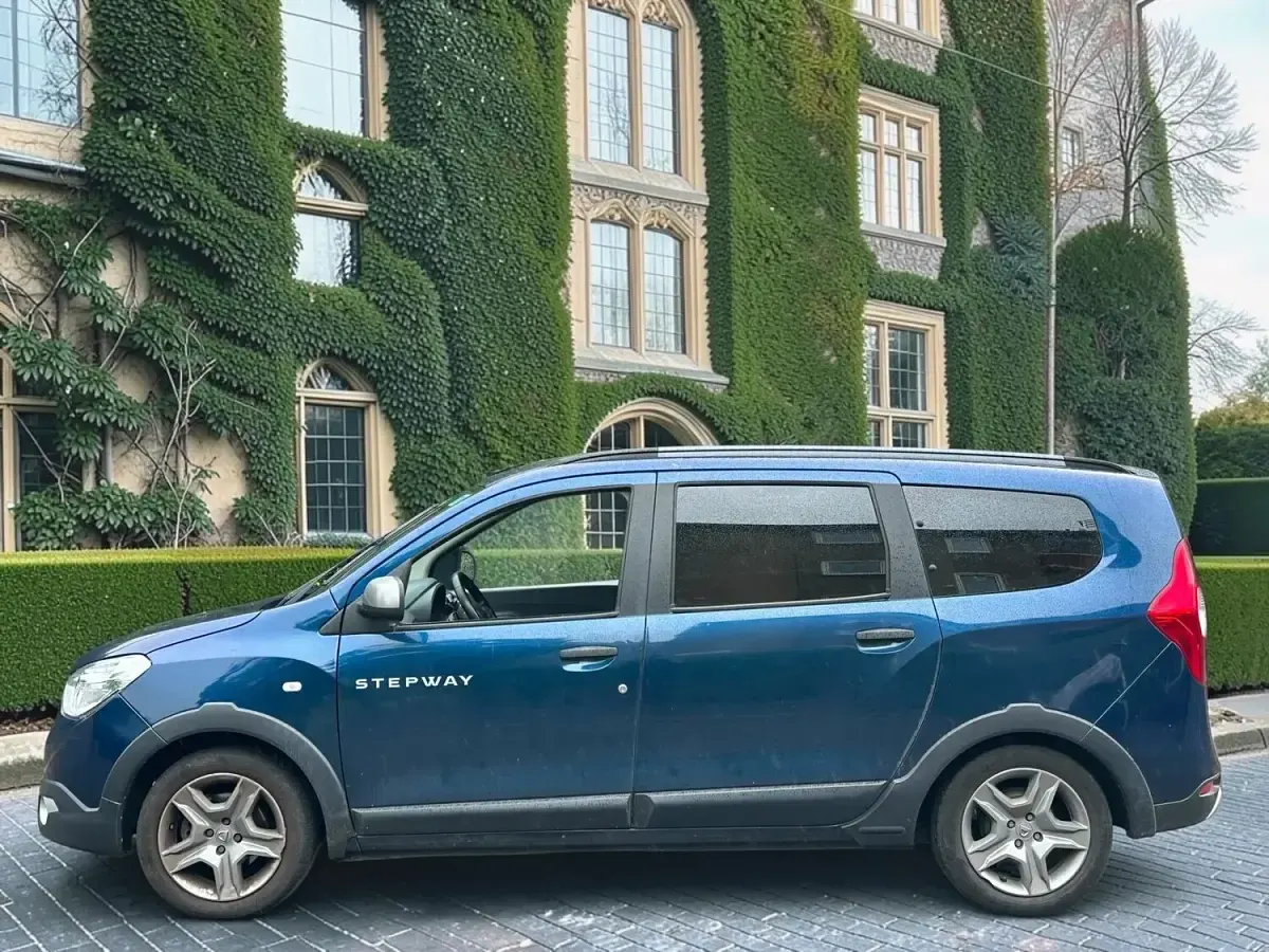 Used Dacia Lodgy Stepway 2017 Blue MPV