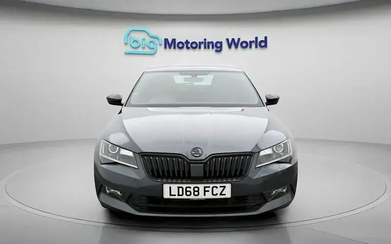 Usado Skoda Superb SportLine 150 CV (110 kW) 2018 Gris Utilitario