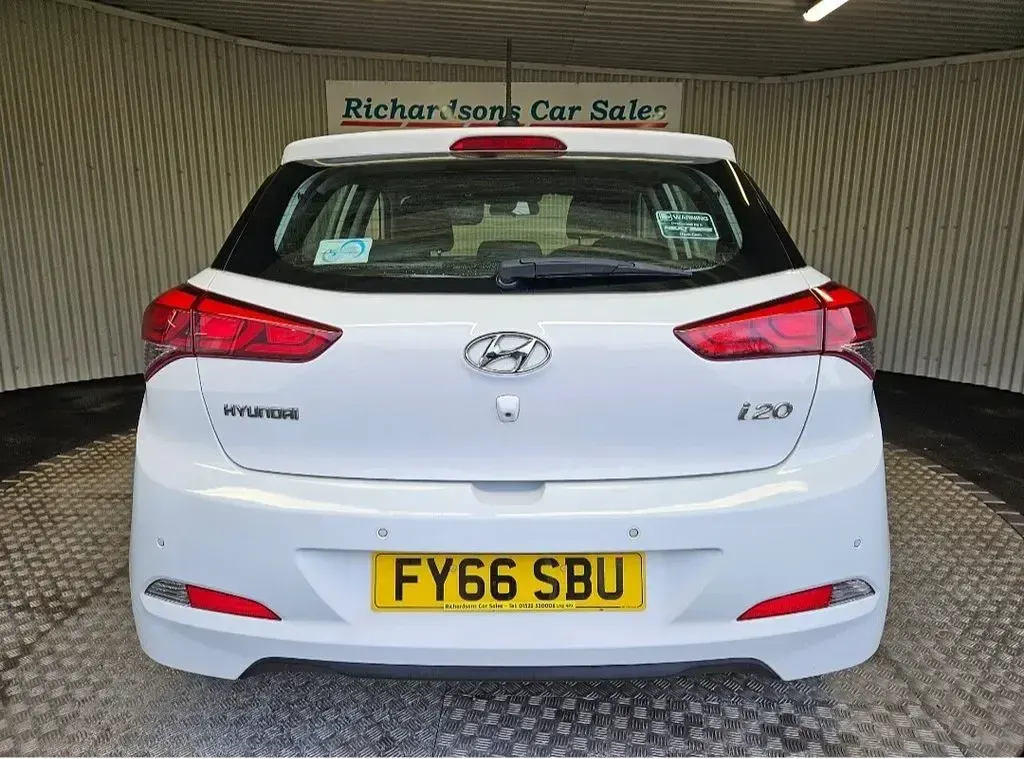 Used Hyundai i20 Edition 100 HP (73 kW) 2016 White Hatchback