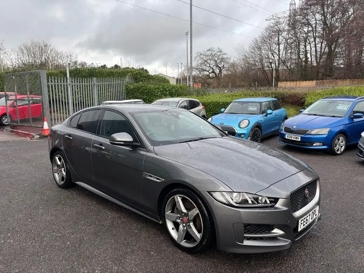 Używany Jaguar XE R-Sport 180 KM (132 kW) 2017 Szary Sedan/Limuzyna