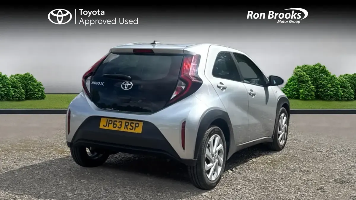 Used Toyota Aygo X PURE 72 HP (52 kW) 2023 Silver SUV
