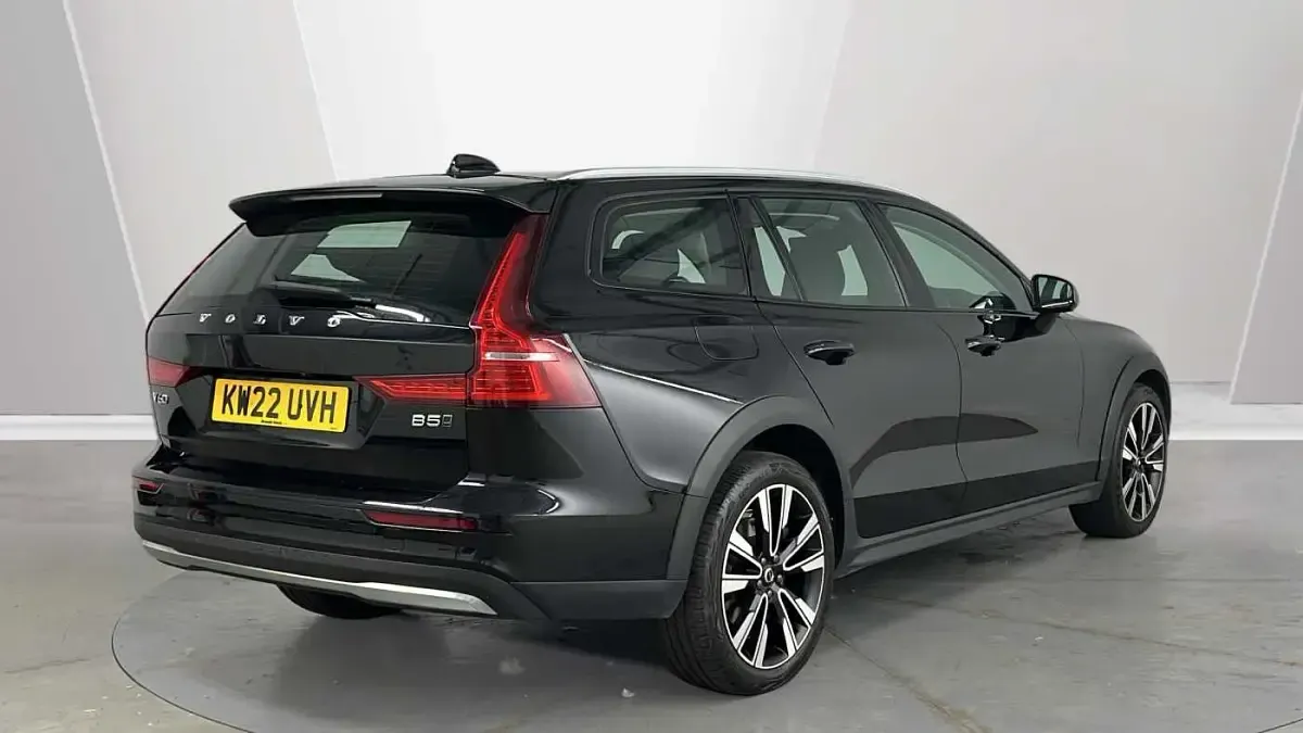Used Volvo V60 CC Plus 250 HP (183 kW) 2022 Black Estate