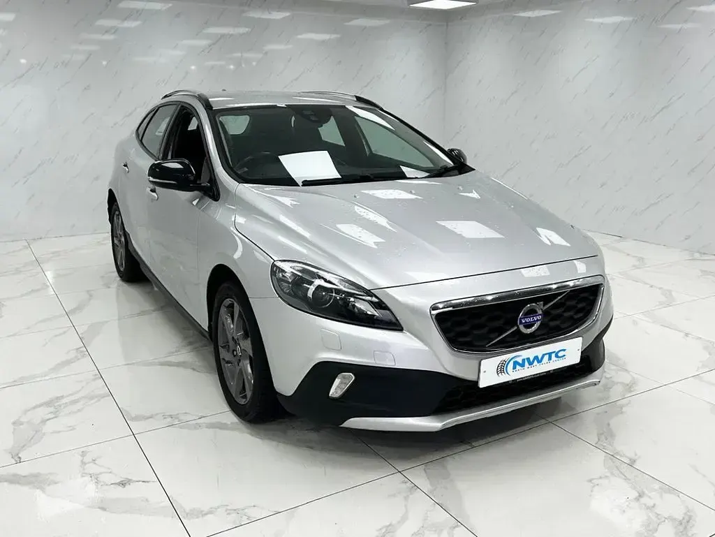 Used Volvo V40 120 HP (88 kW) 2016 Silver Hatchback