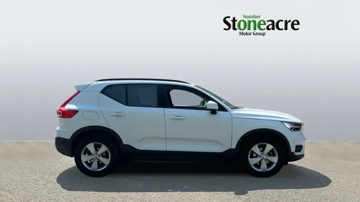 Used Volvo XC40 Momentum 127 HP (93 kW) 2022 White SUV