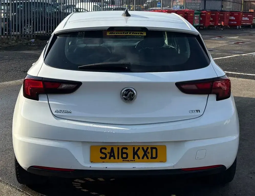 Used Vauxhall Astra Elite 108 HP (79 kW) 2016 White Hatchback