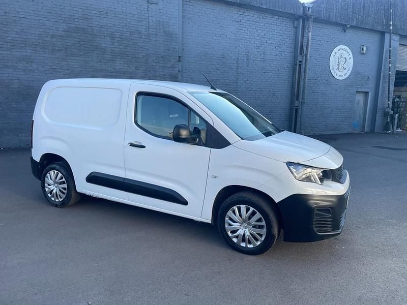 White Used 2020 Peugeot Partner MPV | £6,990 (Good price) - Image 1/4