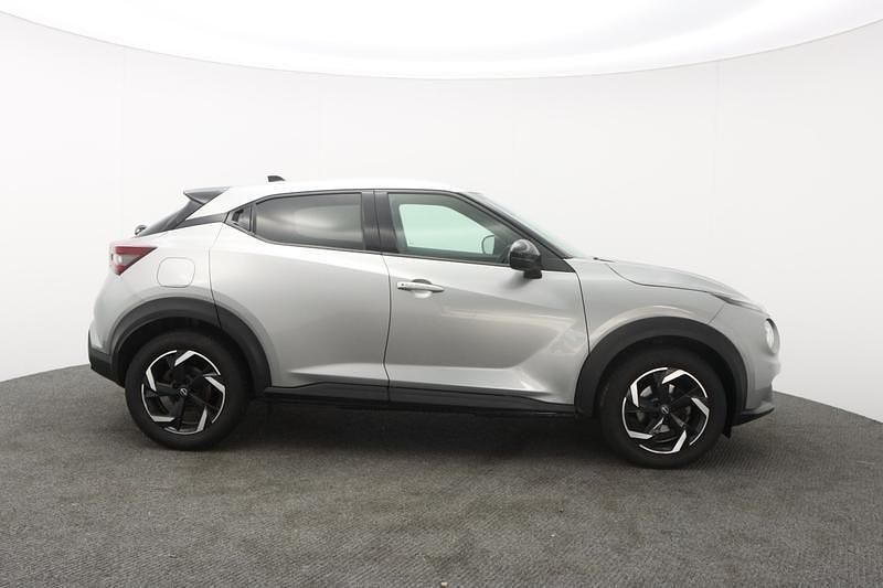Usado Nissan Juke N-Connecta 114 HP (83 kW) 2024 Prateado SUV
