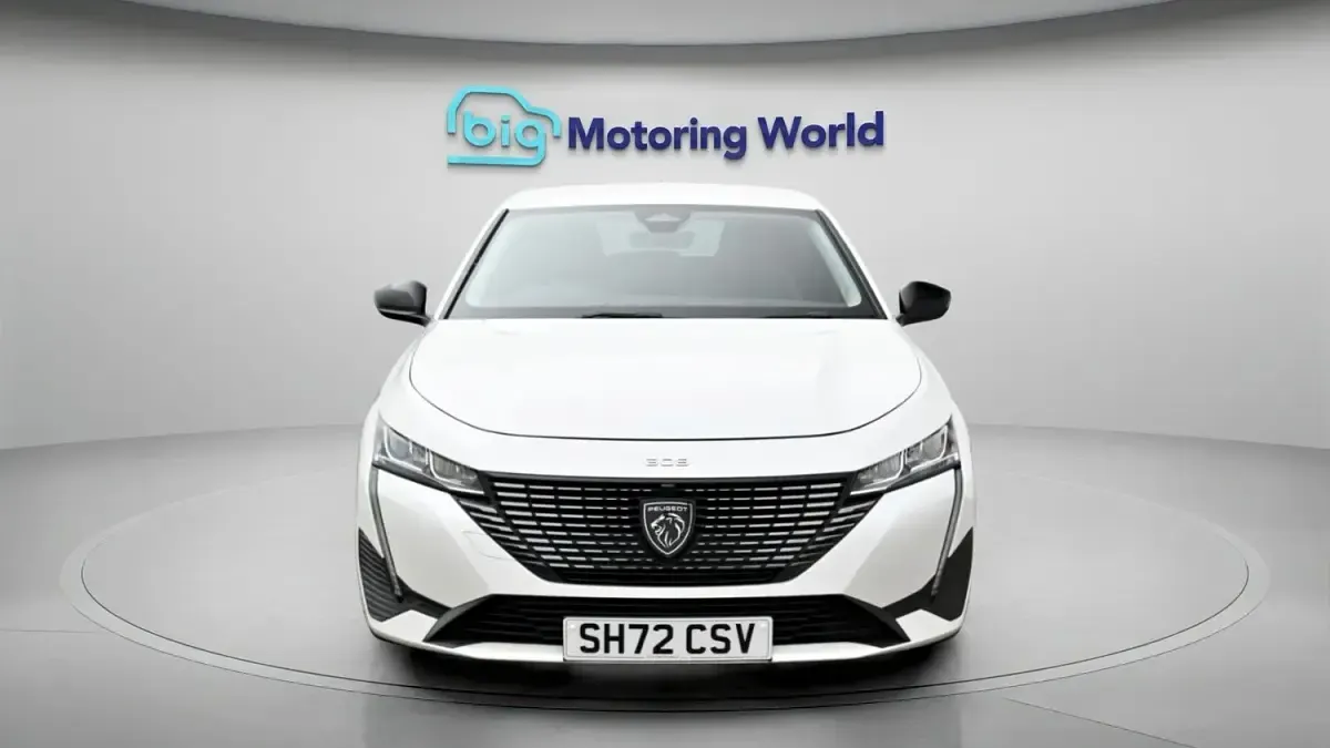 Gebraucht Peugeot 308 Allure 129 PS (94 kW) 2022 Weiß Kleinwagen