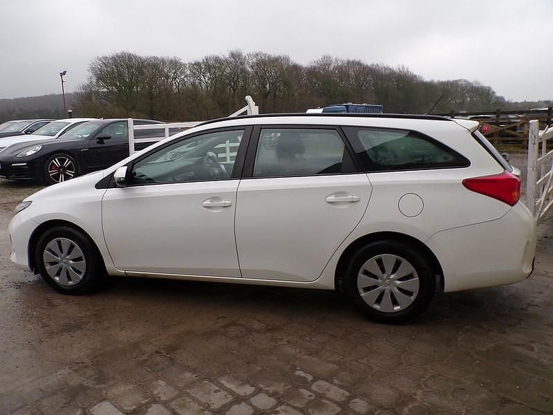 Used Toyota Auris Active 90 HP (66 kW) 2014 White Estate