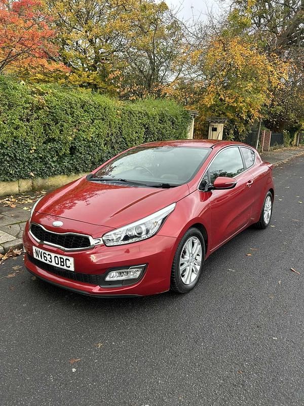 Red Used 2014 Kia ProCeed Hatchback | £3,295 (Fair price) - Image 1/4