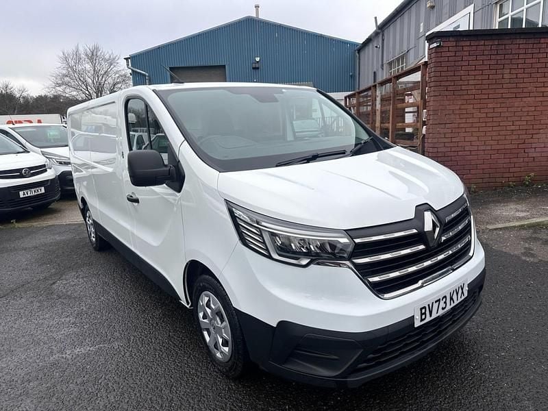 White Used 2023 Renault Trafic MPV | £16,490 (Good price) - Image 1/4
