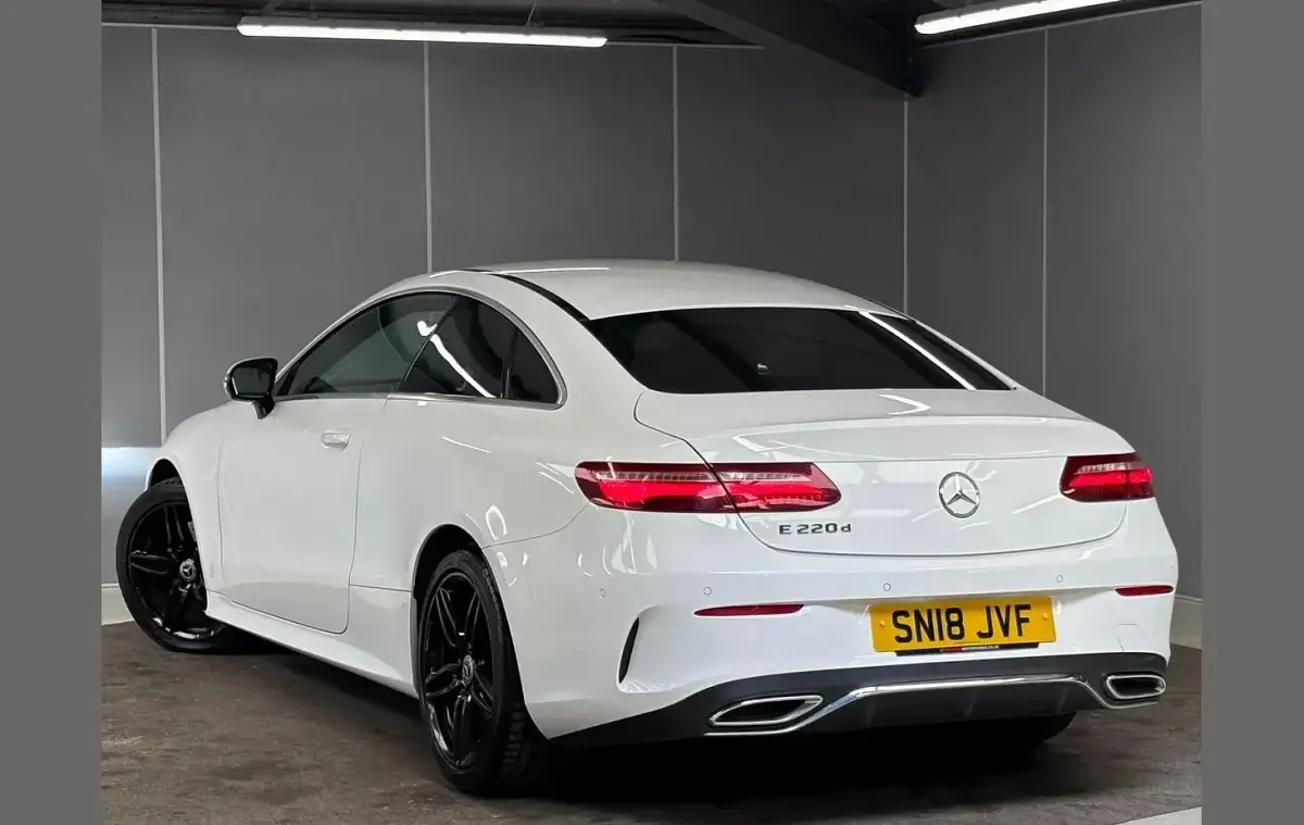 Usado Mercedes E220 AMG line 191 HP (140 kW) 2018 Branco Coupé