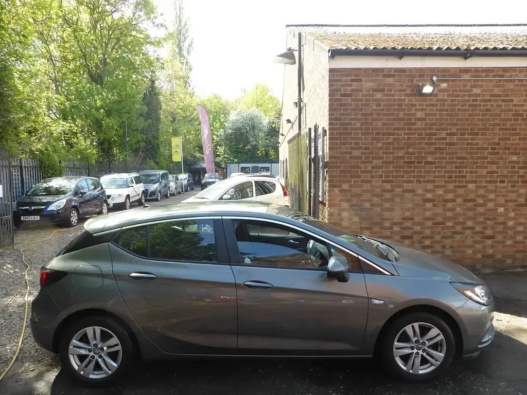 Second-hand Vauxhall Astra Design Edition 2016 Gri Hatchback