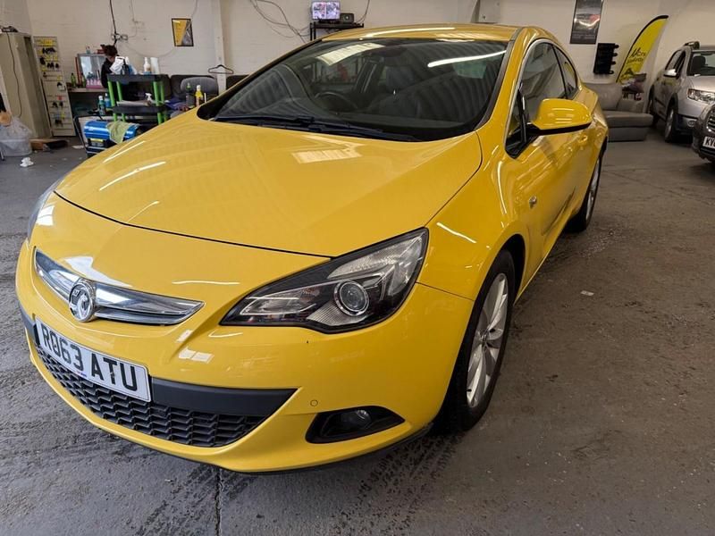 Used Vauxhall Astra GTC SRi 180 HP (132 kW) 2013 Yellow Hatchback
