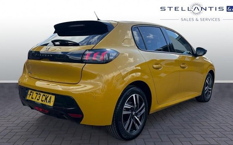 Second-hand Peugeot 208 Allure+ 102 CP (75 kW) 2023 Galben Hatchback