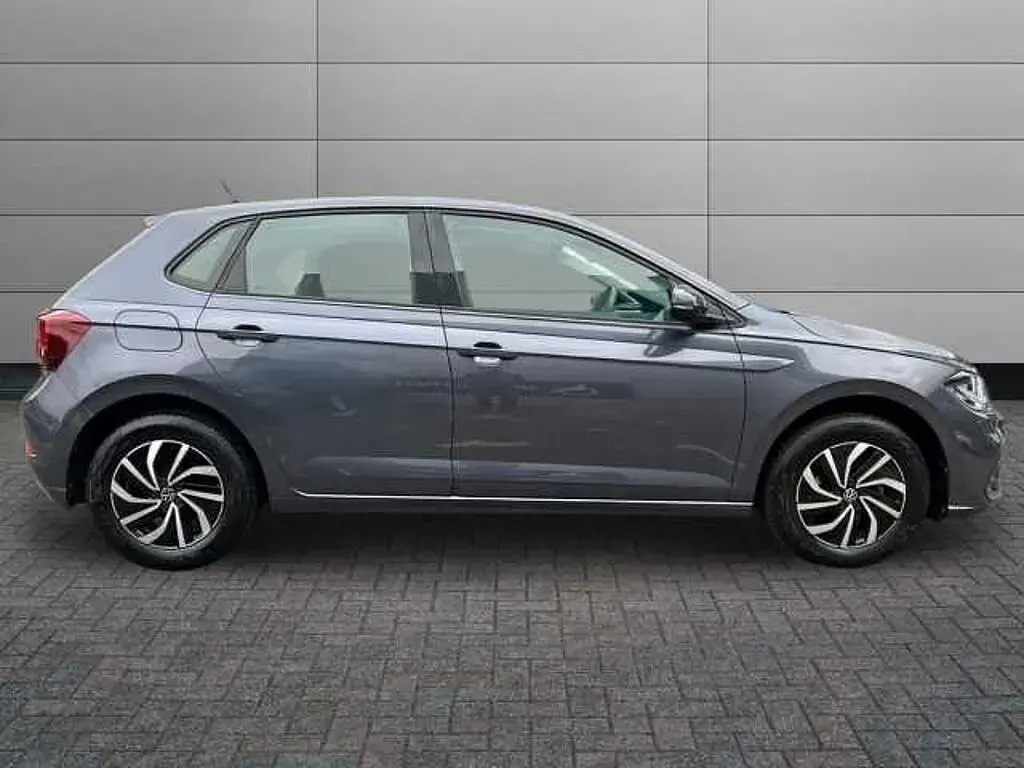 Usado VW Polo Life 80 CV (58 kW) 2023 Gris Utilitario