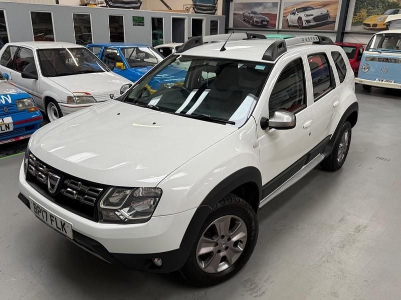 White Used 2017 Dacia Duster Lauréate SUV | £6,994 (Fair price) - Image 1/4