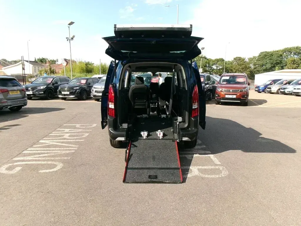 Used Peugeot Rifter Allure 130 HP (95 kW) 2023 Blue MPV