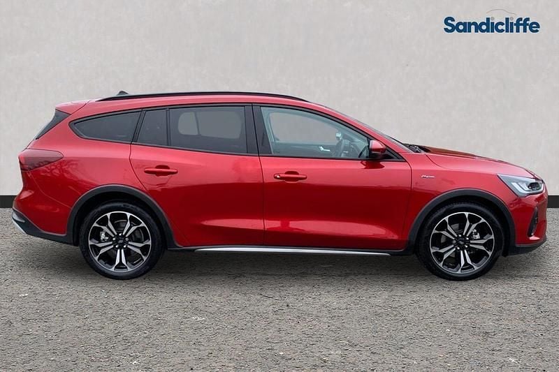 Usado Ford Focus Active 125 CV (91 kW) 2022 Rojo Familiar