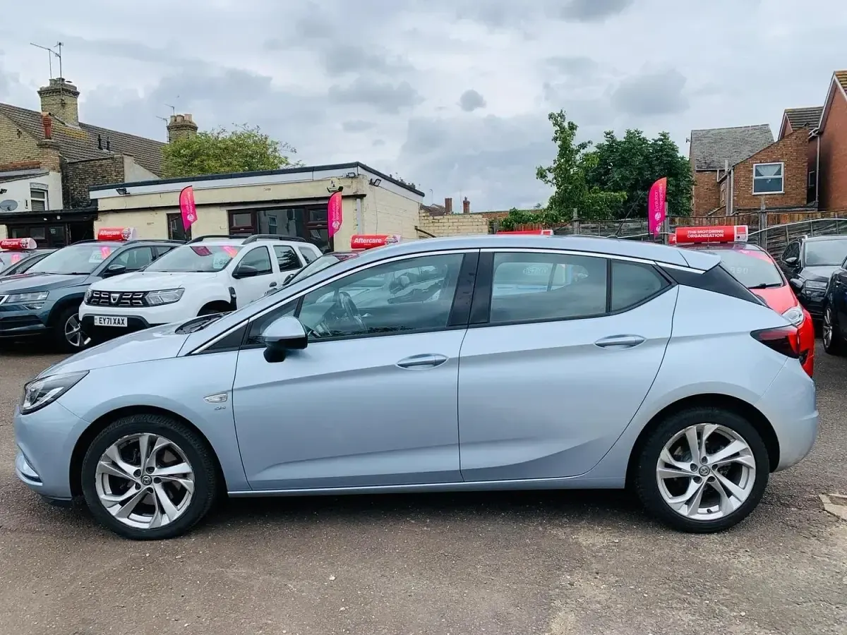 Used Vauxhall Astra SRi 200 HP (147 kW) 2018 Silver Hatchback