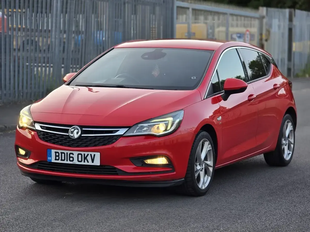 Used Vauxhall Astra SRi 105 HP (77 kW) 2016 Red Hatchback