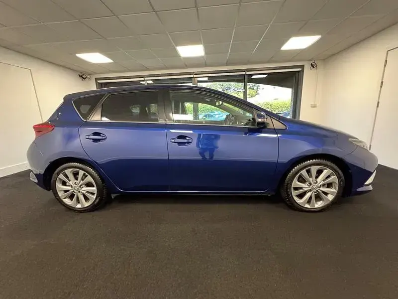 Used Toyota Auris 116 HP (85 kW) 2017 Blue Hatchback