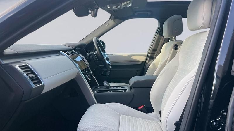 Used Land Rover Discovery 5 SE Dynamic 2023 Santorini black SUV