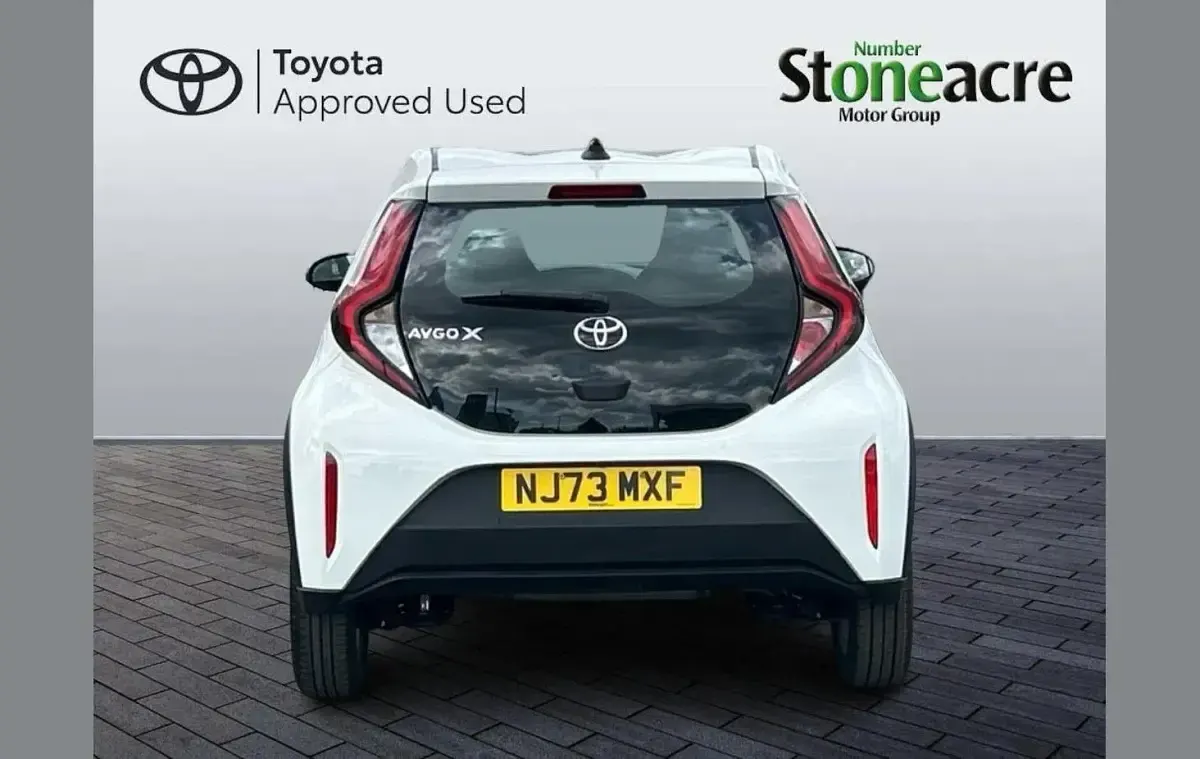 Used Toyota Aygo X PURE 72 HP (52 kW) 2023 White SUV