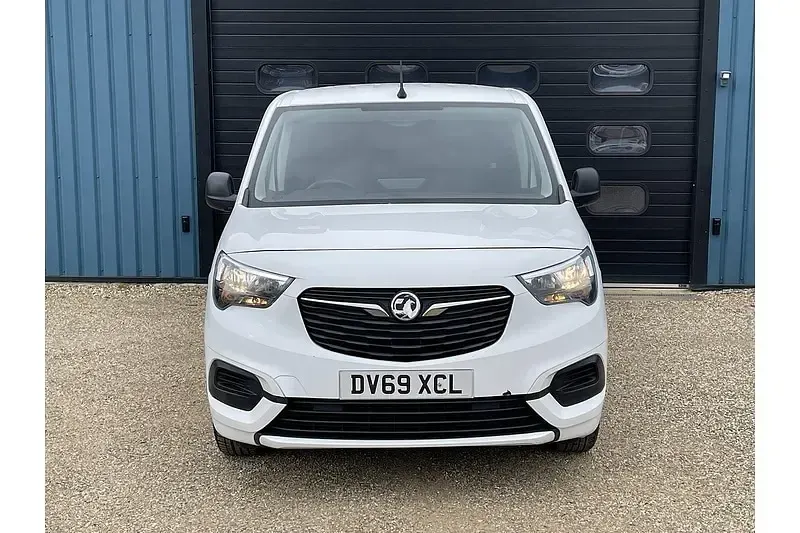 Begagnad Vauxhall Combo Sportive 100 HK (73 kW) 2019 Vit Minibuss