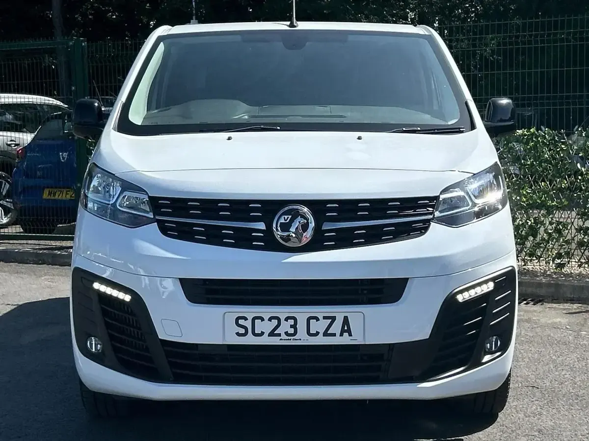Used Vauxhall Vivaro S 120 HP (88 kW) 2023 White MPV