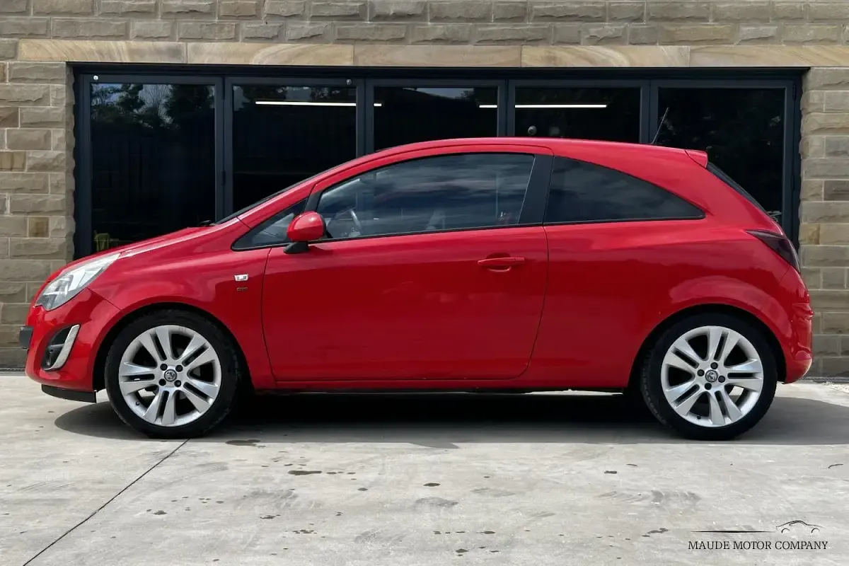 Used Vauxhall Corsa 95 HP (69 kW) 2014 Red Hatchback