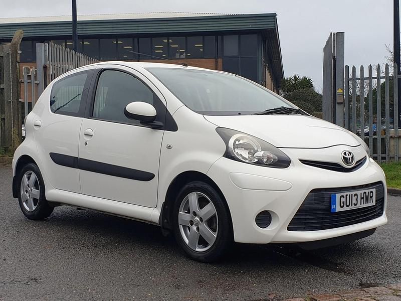 Used Toyota Aygo 67 HP (49 kW) 2013 White Hatchback