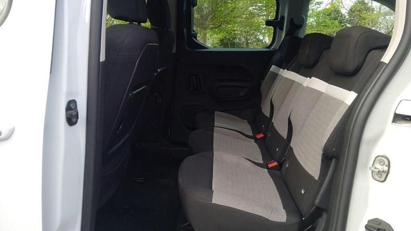 Usado Citroën e-Berlingo Feel 100 kW (136 HP) 2023 Branco Monovolume