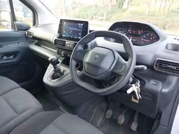 Second-hand Peugeot Partner Premium 131 CP (96 kW) 2023 Alb Monovolum