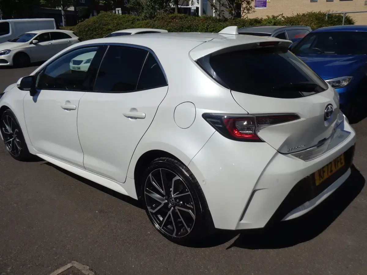 Used Toyota Corolla 120 HP (88 kW) 2022 White Hatchback