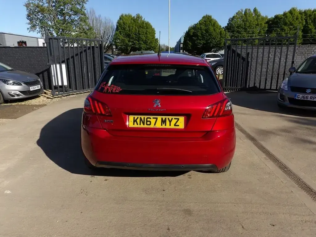 Used Peugeot 308 Active 100 HP (73 kW) 2017 Red Hatchback