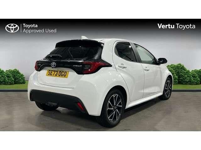 Used Toyota Yaris Hybrid Design 116 HP (85 kW) 2023 White Hatchback