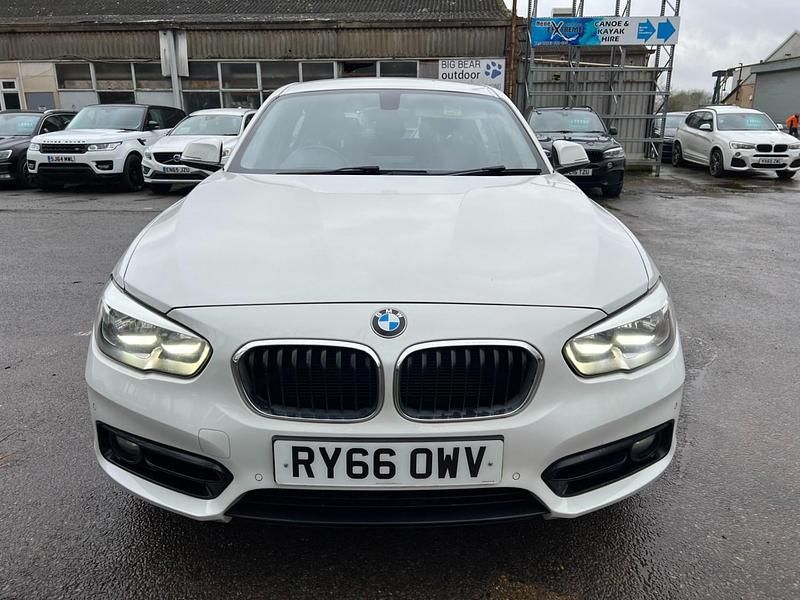 Begagnad BMW 118 Sport Line 2016 Vit Halvkombi