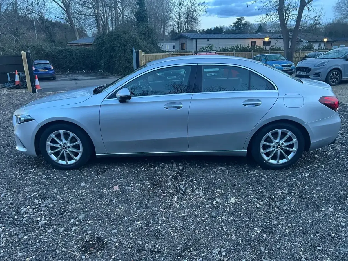 Käytetty Mercedes A200 2019 Hopea Sedan
