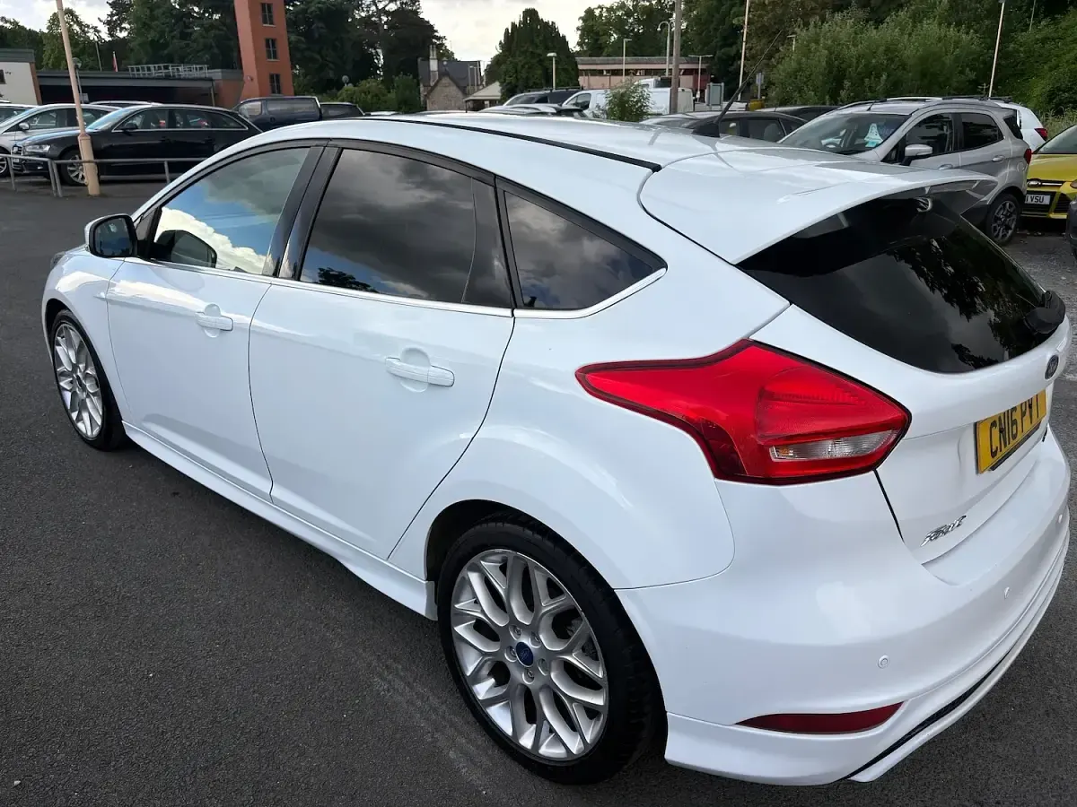 Used Ford Focus Zetec 125 HP (91 kW) 2016 White Hatchback