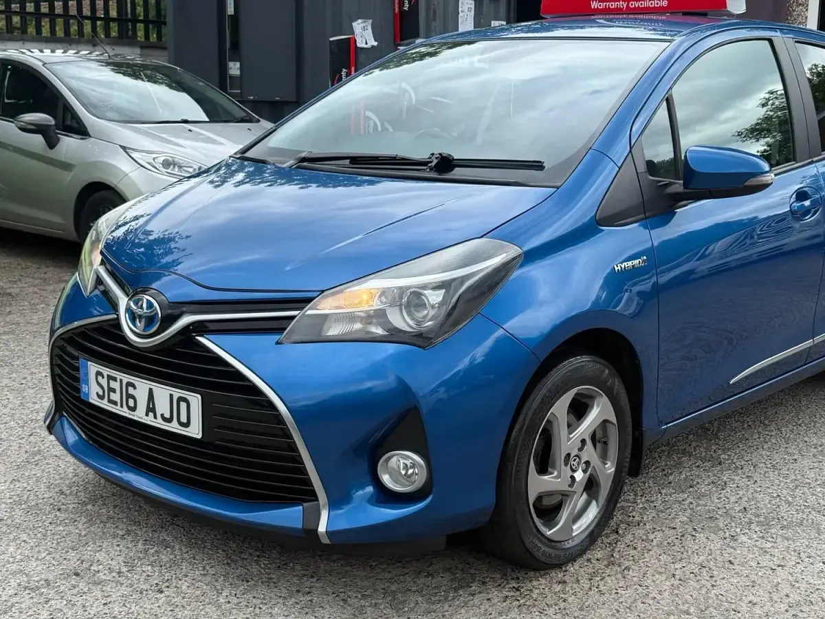 Used Toyota Yaris 100 HP (73 kW) 2016 Blue Hatchback